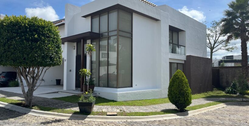 Parque Cairo Lomas de Angelópolis II - casa en venta en esquina
