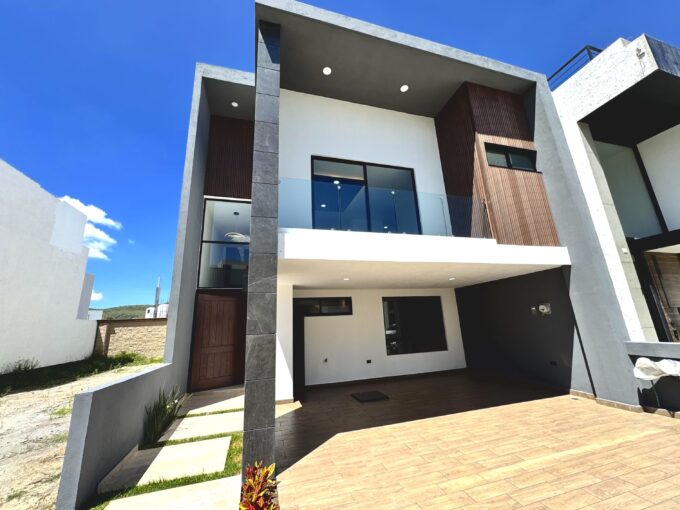 Parque Oaxaca Lomas de Angelópolis III - Casa en venta de 3 niveles