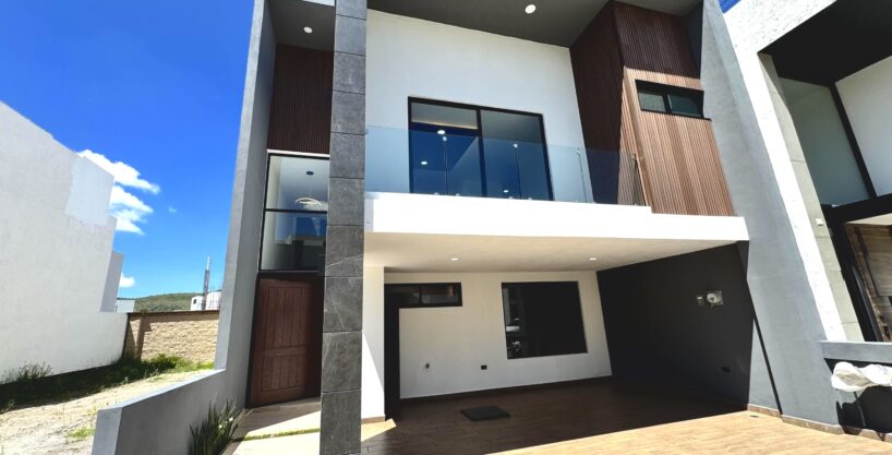 Parque Oaxaca Lomas de Angelópolis III - Casa en venta de 3 niveles